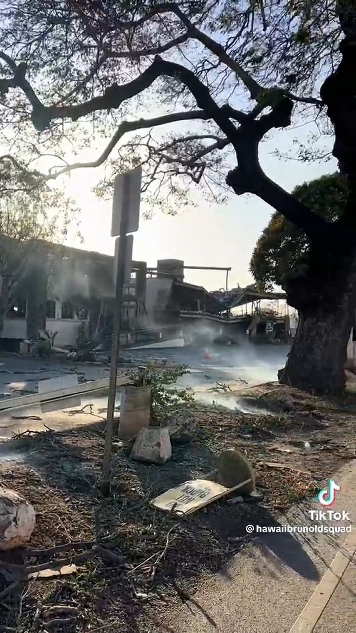 Una iglesia que sobrevivió a los incendios en Hawai