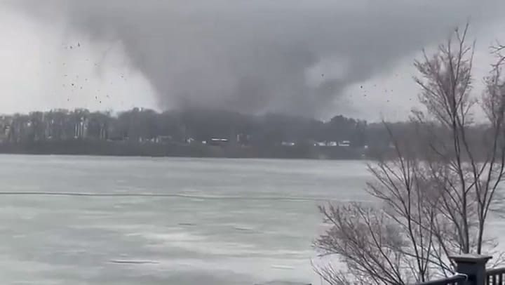 Techos destrozados, autos rotos y árboles caídos impactaron sobre las calles y edificios
