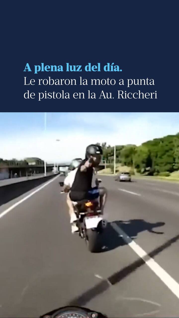 Manejaba por la autopista Riccheri, lo cruzaron seis delincuentes y le robaron la moto