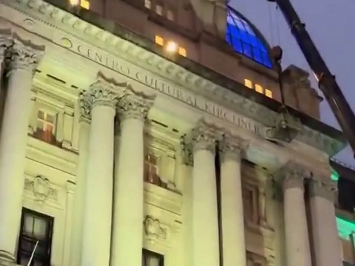Quitaron el cartel de “Centro Cultural Kirchner” del Palacio Libertad