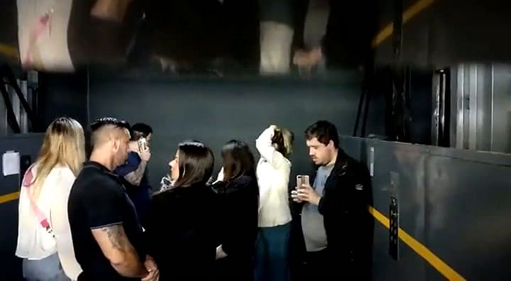 Lali encerrada en el acensar (Video: Twitter @sonrisadelala)