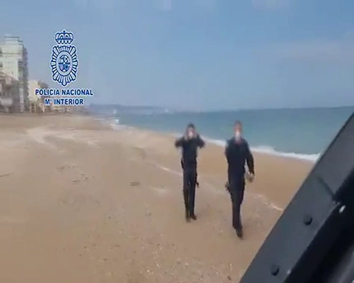 Un helicóptero policial aterriza en la playa y detiene a un hombre que miraba el mar