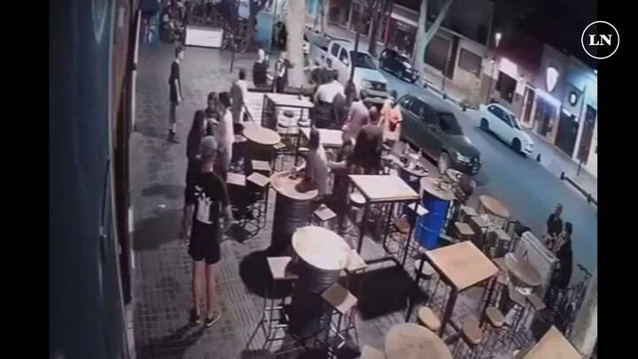 Así fue el momento en que golpean a una moza