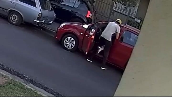 Delincuentes asaltan a una madre con sus dos hijas