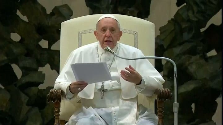 Una adolescente irrumpe en el discurso del Papa Francisco - Fuente: Télam