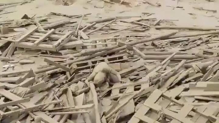 Una mujer es arrastrada por una avalancha de lodo en Punta Hermosa, Perú