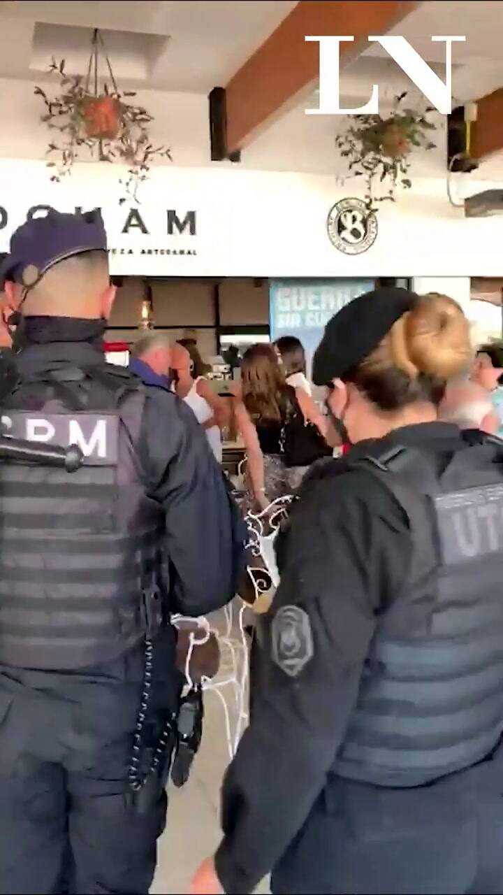 Un grupo de Policías saluda a Patricia Bullrich