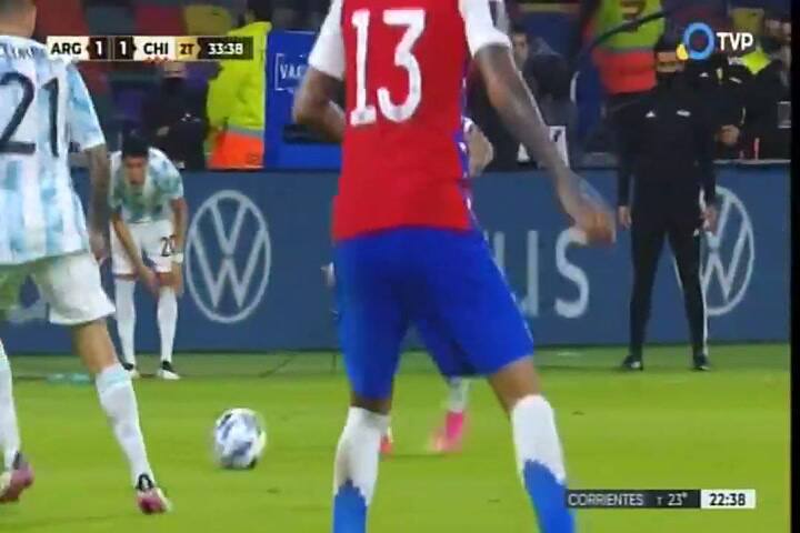 Tiro libre de Lionel Messi y segunda gran atajada de Bravo