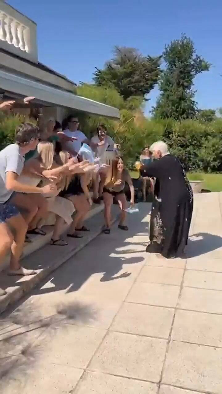 Un abuelo recreó el momento en que Messi levantó la Copa del Mundo (Twitter @gbernucci)