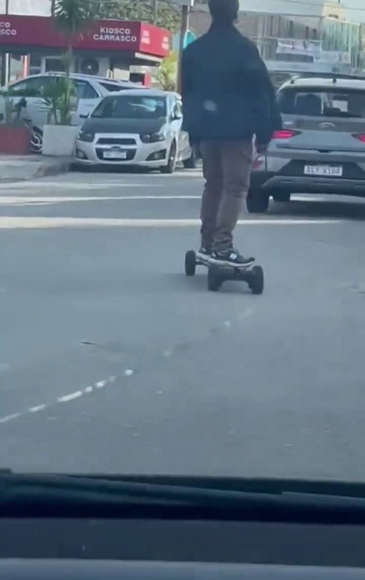 Luis Lacalle Pou de paseo en longboard