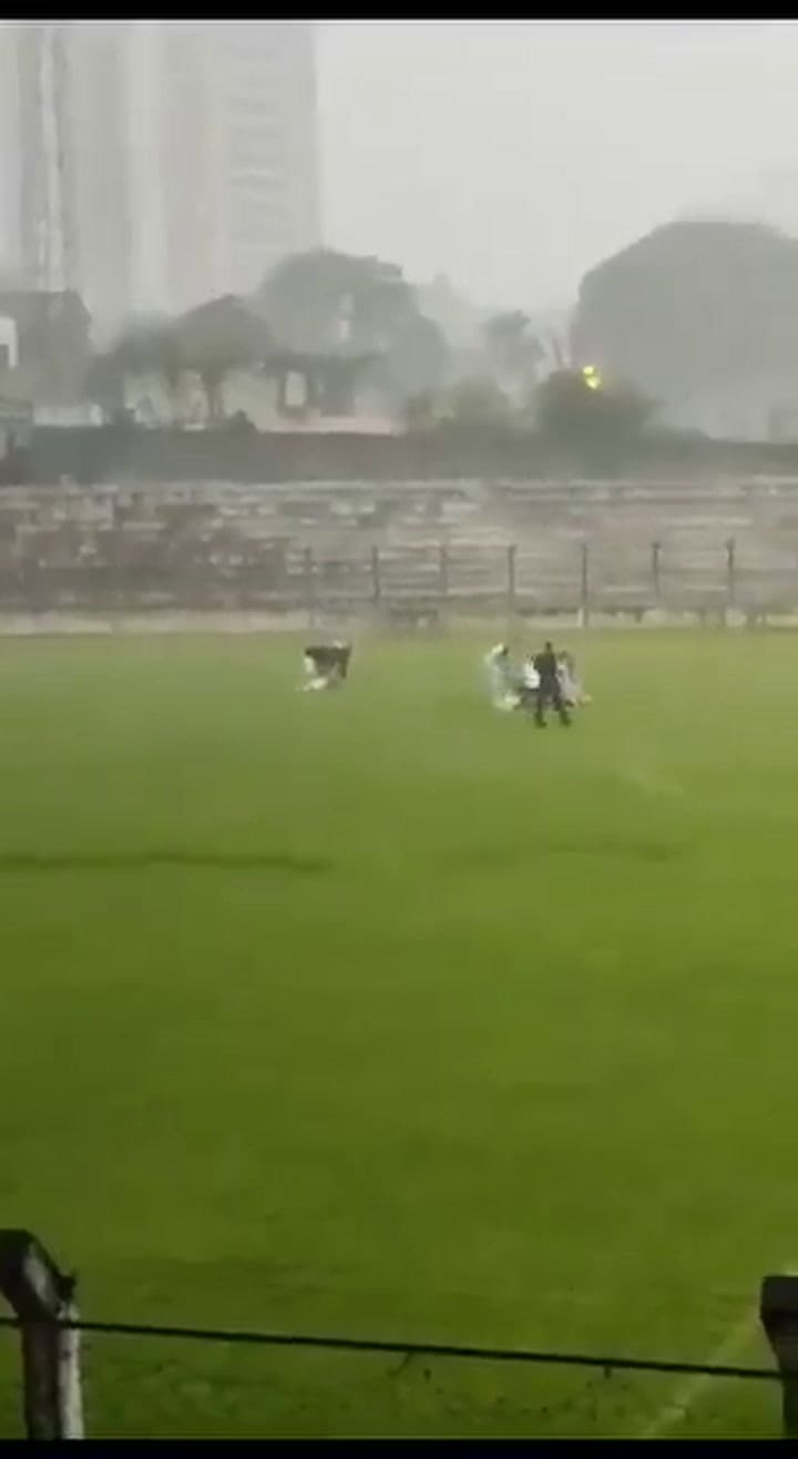Jugador de 21 años muere durante un partido de fútbol, tras ser alcanzado por un rayo