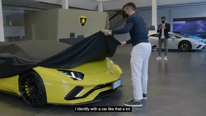 Paulo Dybala posa con su Lamborghini