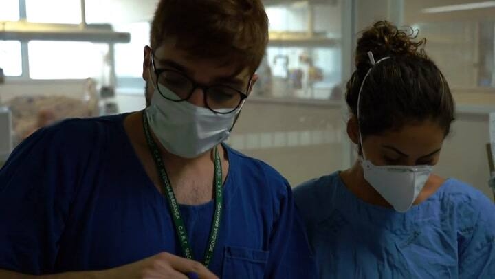 El covid empieza a ensañarse con los más jóvenes en Brasil