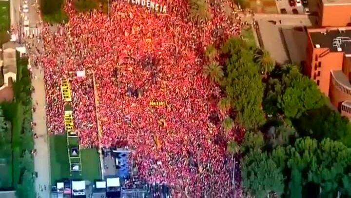 Separatistas catalanes llenan calles de Barcelona - Fuente: Reuters