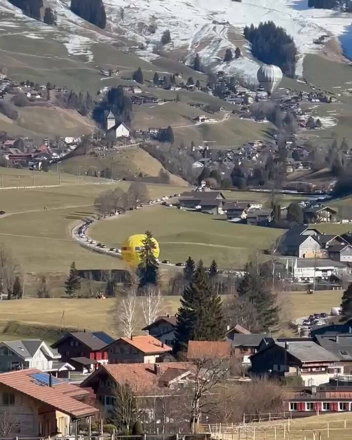 Balloons, Snow And Sun #Perfectfunday #Festivalinternationaldeballons #Chateaudoexballoonfestival #Paysdenhaut #Rougemont #Switzerland #Mamansuisse #Viedemaman #Swisslife #Mamansuisseromande #Swissmom (2)