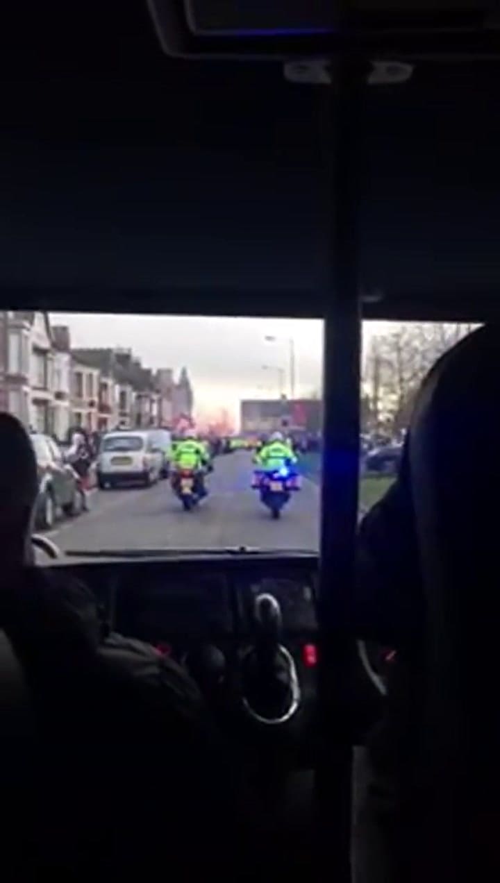 Cuando el bus del Manchester City fue atacado por hinchas del Liverpool desde adentro - Fuente: Yout