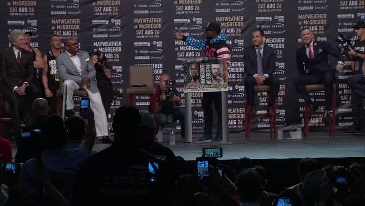 El excéntrico Floyd Mayweather ofreció un cheque de 100 millones de dólares para que sus fanáticos l