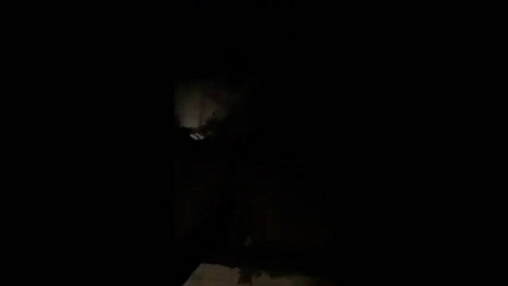 Un humorista K le tiró un baldazo de agua a los participantes del cacerolazo - Fuente: Twitter