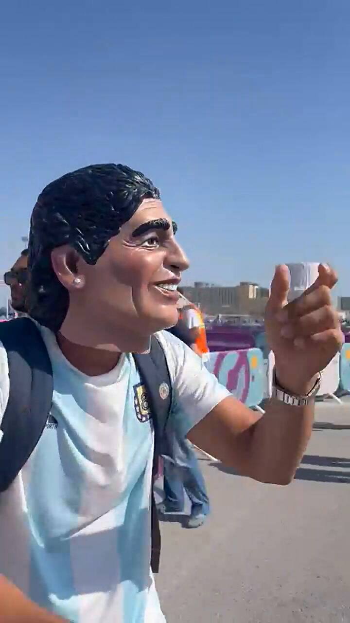 Cumbia y máscara de Diego Maradona en la previa al partido de Argentina contra Arabia Saudita.