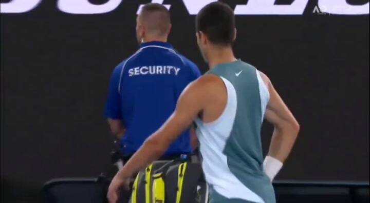 El extraño gesto de Alcaraz cuando volvió al banco e imitó a Djokovic