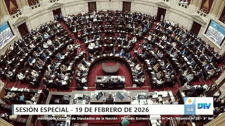 Pietragalla le entregó una cadena a Martín Menem en rechazo a la reforma laboral