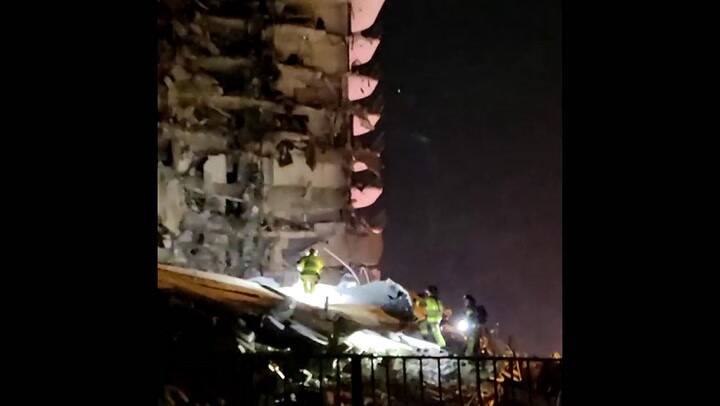 Socrristas en accion tras el edificio caido en Miami Beach