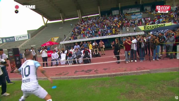 El blooper de un jugador argentino durante su presentación en un club de Ecuador