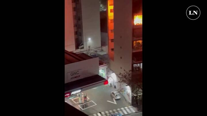 Los videos del incendio que se desató esta madrugada en el edificio de Recoleta