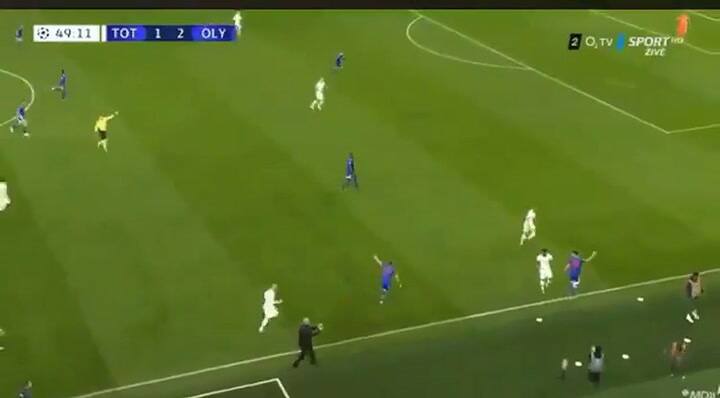 La avivada de un alcanzapelotas en un gol del Tottenham