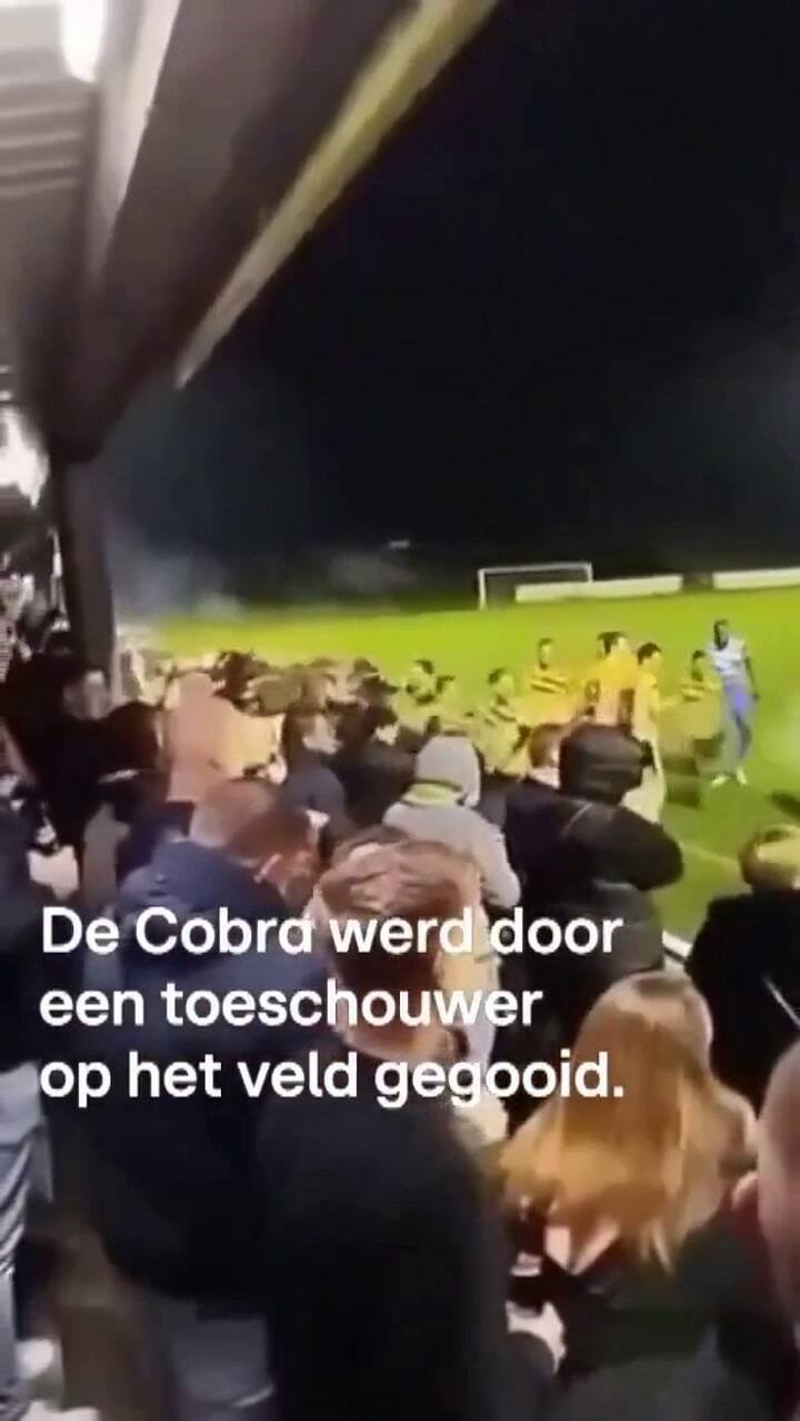 Un futbolista intentó sacar un petardo de la cancha y perdió tres dedos