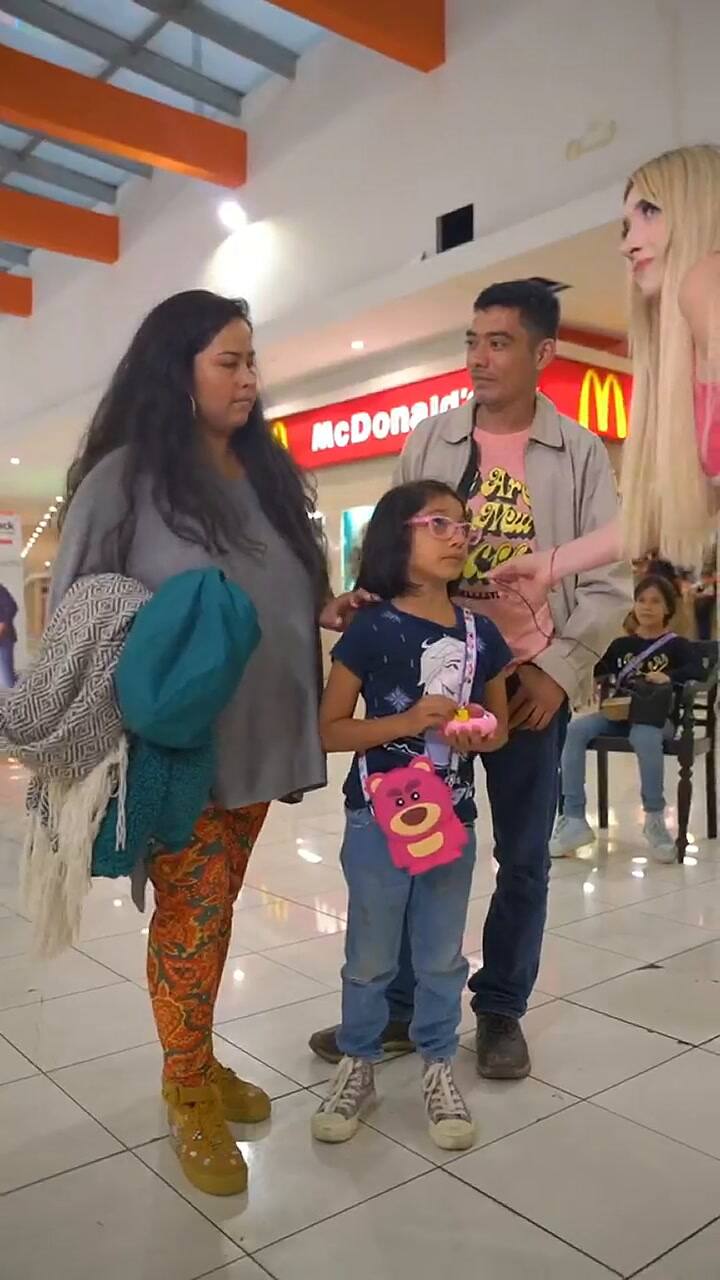 Una niña reveló la supuesta infidelidad de su madre en un video