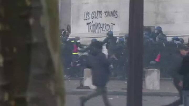 Violentos enfrentamientos en París en protestas contra Macron - Fuente: AFP