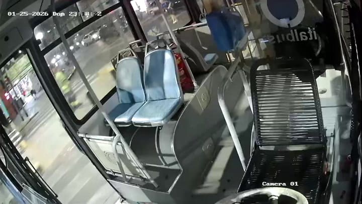 Así comenzó la pelea dentro del colectivo 113