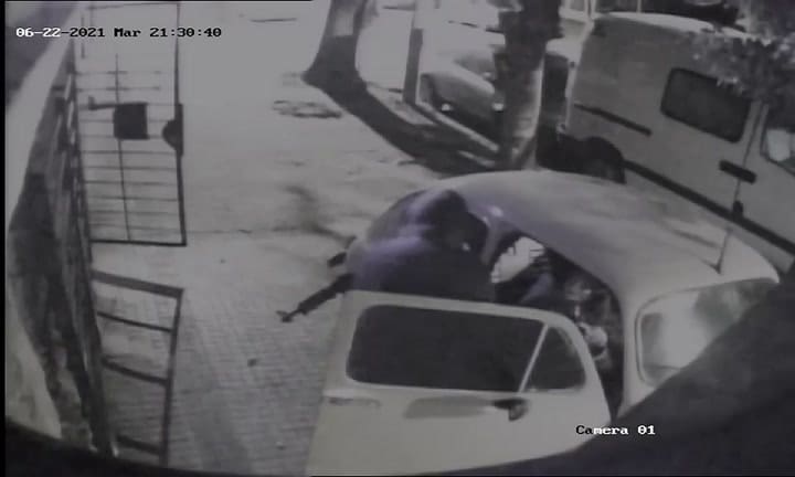 Menor murió baleado tras asaltar a una familia platense en su casa