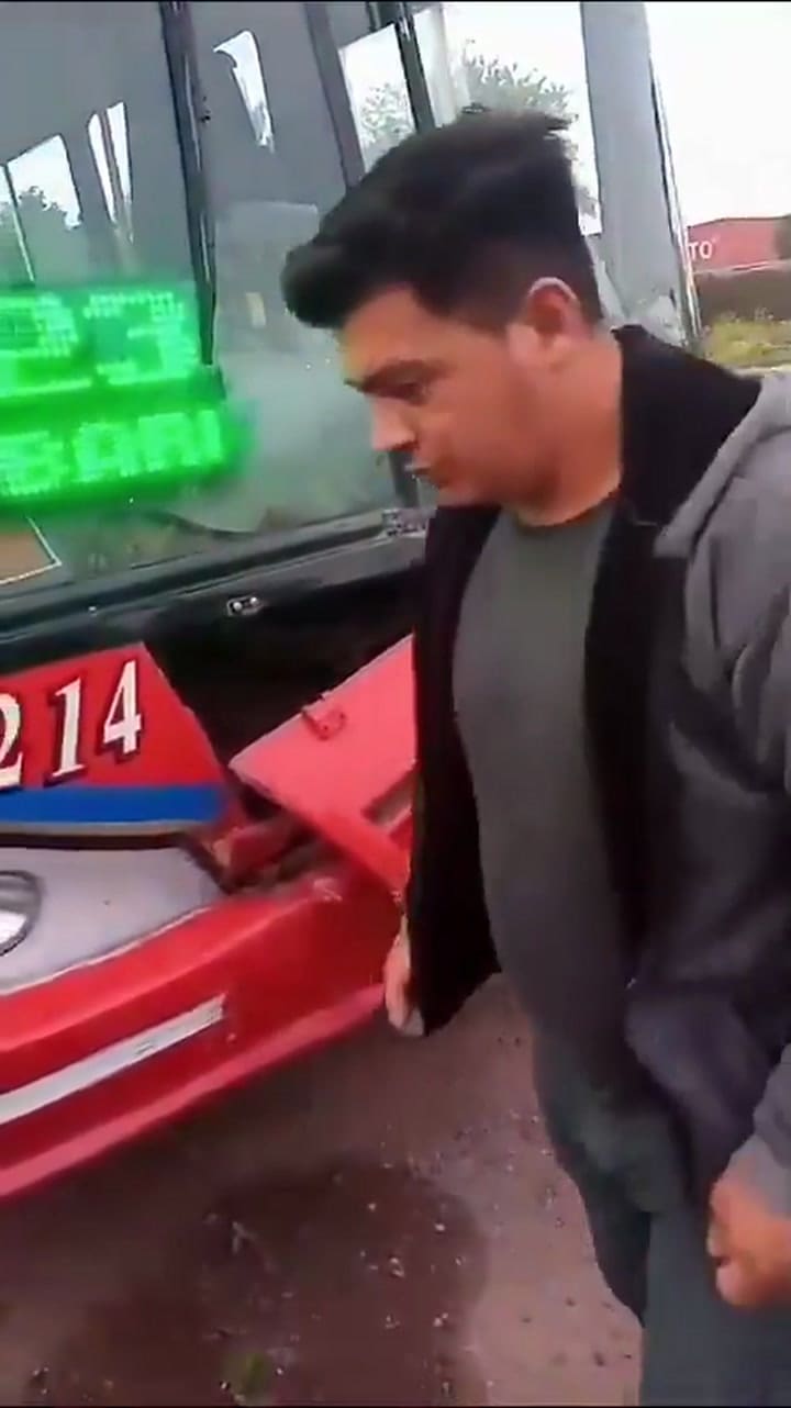 El colectivo tras el accidente en Moreno