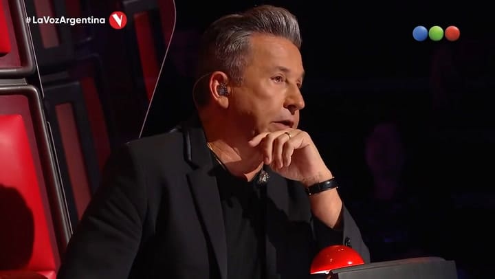 Ricardo Montaner canta 'Bésame la boca' ante la mirada de Mau & Ricky (YouTube: La Voz Argentina)