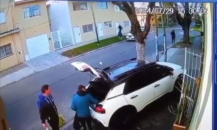 Menos De 30 Segundos Para Robarle El Auto. Sin Razón Le Dieron Un Culatazo.