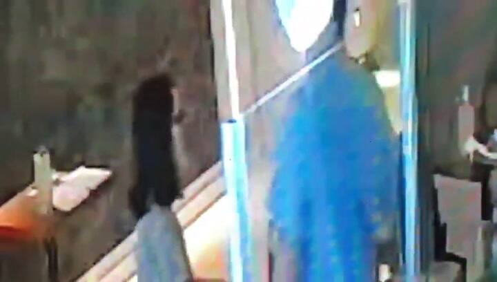 Se disfrazó de médico para sacarla a su mujer de un hotel en cuarentena