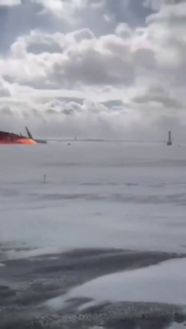 El momento en que un avión con 80 personas abordo se estrelló contra una pista en Canadá