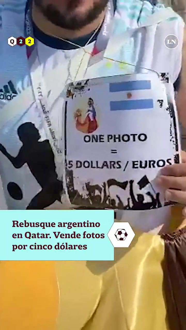 Rebusque argentino en Qatar. Ofrece el disfraz para vestirse de camello por cinco dólares.