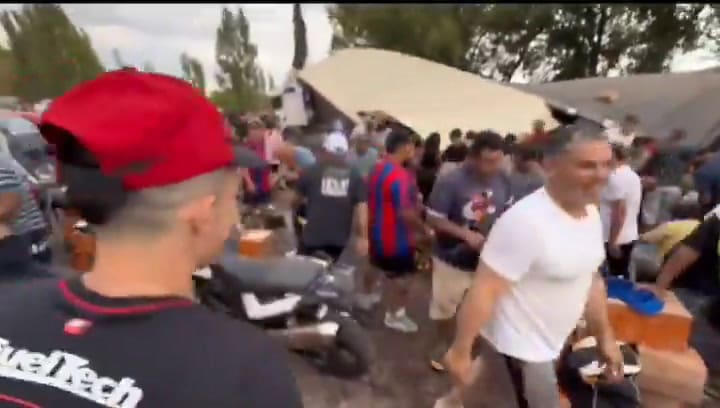 La joven que se grabó mientras robaba aceite de oliva de un camión que volcó