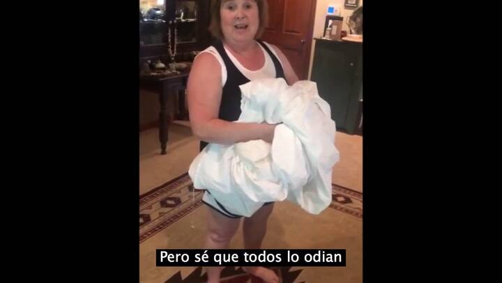 Grabó un tutorial para doblar sábanas, que puede hacerte tentar de risa - Fuente: YouTube