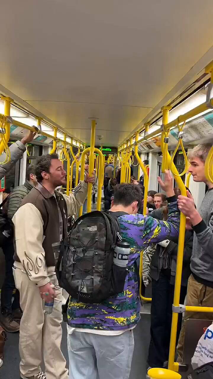 Un joven cantante sorprende a pasajeros de un tren atreviéndose a cantar