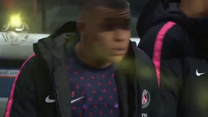 Era gol para PSG y, por querer hacerlo él, terminó sacando la pelota del arco - Fuente: YouTube