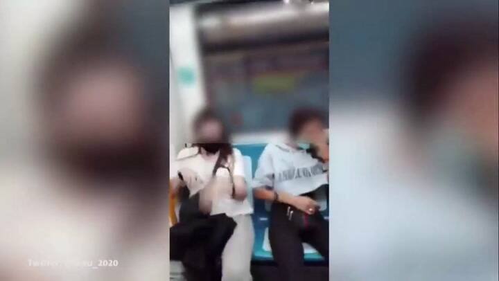 Indignante: tres adolescentes insultaron y escupieron a una pareja latina en el metro de Madrid