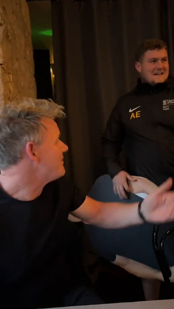 Gordon Ramsay fue sorprendido por un fanático con un detalle que lo avergonzó