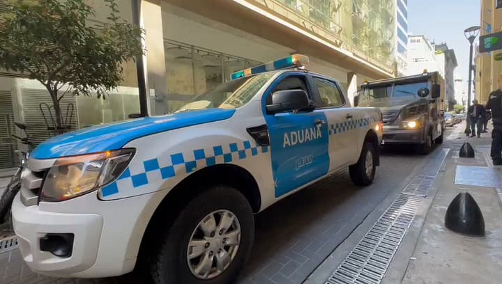 La Aduana allanó 18 bancos por la presunta fuga de US$400 millones