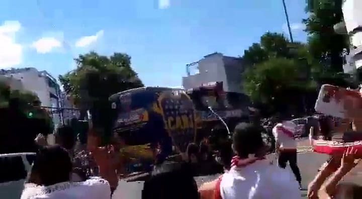 Un hincha de River recibió un botellazo mientras pasaba el micro de Boca - Fuente: Twitter