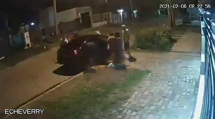 Violento robo piraña a 100 metros de la Comisaría segunda de Merlo - Fuente: Twitter