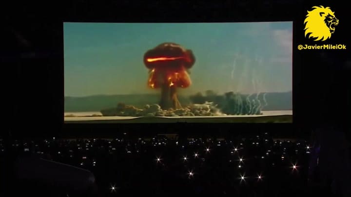 Bombas y demoliciones: el inicio del acto de Milei en el Movistar Arena